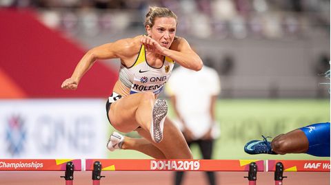 Cindy Roleder überwindet eine Hürde bei der Weltmeisterschaft in Doha 2019
