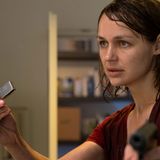 Die letzte Szene in einem "Polizeiruf 110", der an die Nieren ging: Heyer schoss Kommissar Bukow (Charly Hübner) in den Bauch und zündete sich anschließend selbst an. Ihr verzweifelter Blick bleibt in Erinnerung.