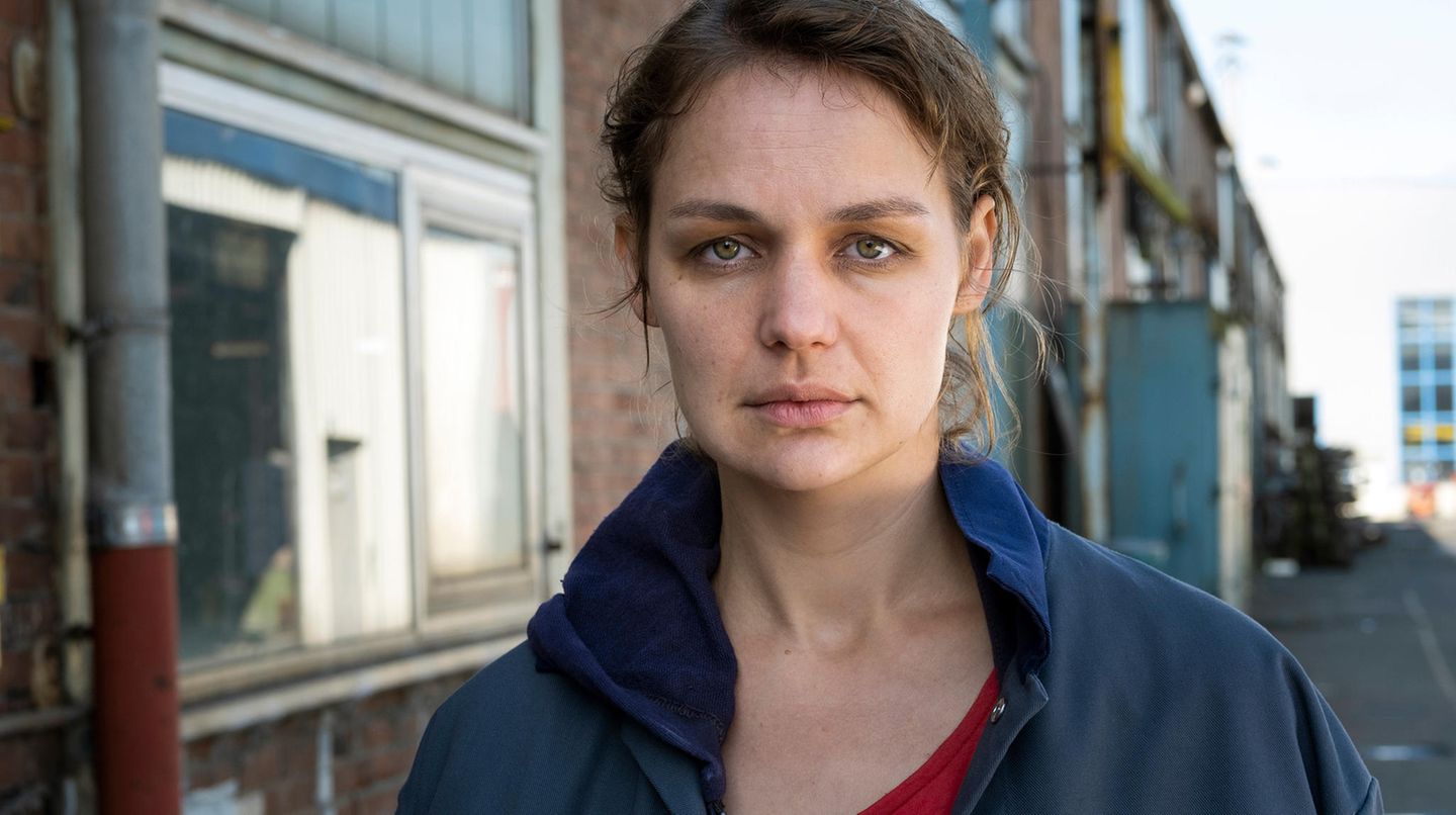 Schauspielerin: Mehr als acht Millionen Zuschauer sahen am am 14. März 2021 die Erstausstrahlung des "Polizeiruf 110" aus Rostock. Luise Heyer verkörperte darin die alleinerziehende Mutter Sabine, die in ihrer Verzweiflung zur Waffe greift – und "alle Arschlöcher" in ihrer Welt umnietet. Der Film war mehr ein Drama denn ein Krimi - und von Heyers schauspielerischer Leistung getragen. Mehr als acht Millionen Zuschauer sahen am am 14. März 2021 die Erstausstrahlung des "Polizeiruf 110" aus Rostock. Luise Heyer verkörperte darin die alleinerziehende Mutter Sabine, die in ihrer Verzweiflung zur Waffe greift – und "alle Arschlöcher" in ihrer Welt umnietet. Der Film war mehr ein Drama denn ein Krimi - und von Heyers schauspielerischer Leistung getragen.