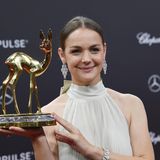 Zudem erhielt die Schauspielerin 2019 für beide Rollen den Bambi in der Kategorie "Schauspielerin National".