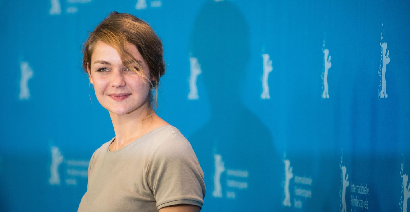 Schauspielerin: Die Schauspielerin wurde 1985 in Ost-Berlin geboren. Von 2006 bis 2010 studierte sie Schauspiel an der Hochschule für Musik und Theater Rostock. Im Anschluss daran war sie zwei Jahre lang Ensemblemitglied am Schauspiel Dortmund. Während dieser Zeit begann sie, erste Filme zu drehen. Luise Heyer lebt in Berlin und hat ein Kind. Die Schauspielerin wurde 1985 in Ost-Berlin geboren. Von 2006 bis 2010 studierte sie Schauspiel an der Hochschule für Musik und Theater Rostock. Im Anschluss daran war sie zwei Jahre lang Ensemblemitglied am Schauspiel Dortmund. Während dieser Zeit begann sie, erste Filme zu drehen. Luise Heyer lebt in Berlin und hat ein Kind.