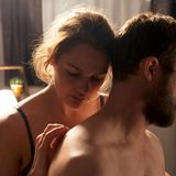 Im gleichen Jahr sorgte Luise Heyer auch in dem Filmdrama "Das schönste Paar" für Aufsehen. Heyer spielt darin eine Lehrerin, die vor den Augen ihres Ehepartners Malte (Maximilian Brückner, r.) vergewaltigt wird. Für diese Rolle erhielt die Schauspielerin 2019 ebenfalls eine Nominierung für den Deutschen Filmpreis.