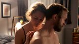 Im gleichen Jahr sorgte Luise Heyer auch in dem Filmdrama "Das schönste Paar" für Aufsehen. Heyer spielt darin eine Lehrerin, die vor den Augen ihres Ehepartners Malte (Maximilian Brückner, r.) vergewaltigt wird. Für diese Rolle erhielt die Schauspielerin 2019 ebenfalls eine Nominierung für den Deutschen Filmpreis.