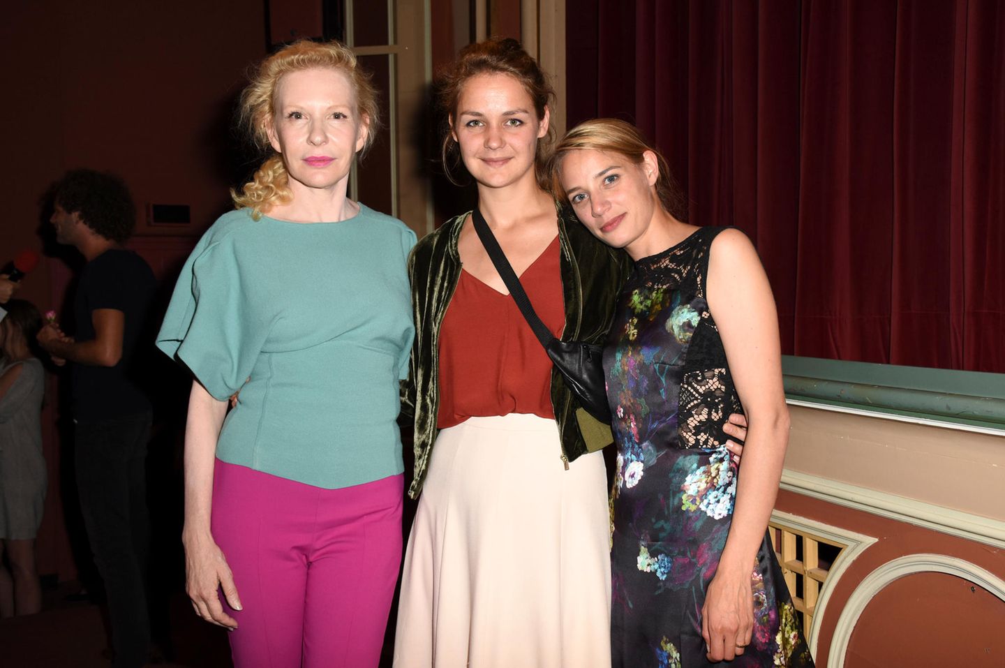 2017 spielte Luise Heyer die Hauptrolle in dem wunderbaren Spielfilm "Einmal bitte alles", der auf dem Max-Ophüls-Festival Premiere feiert. Heyer spielt darin die junge Isi, die an ihrem Traum festhält, Illustratorin zu werden.