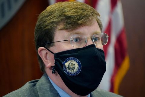 Gouverneur Tate Reeves trägt einen Mund-Nasen-Schutz
