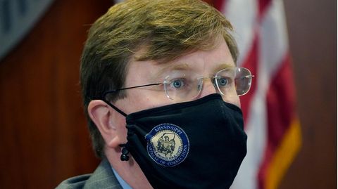 Gouverneur Tate Reeves trägt einen Mund-Nasen-Schutz