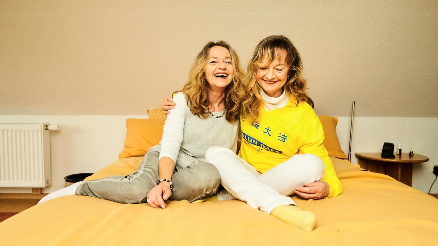 Roswitha Deinl, 67, und ihre Schwester Bettina, 57