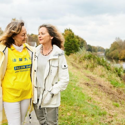 Roswitha, 67, Rentnerin und ihre Schwester Bettina, 57
