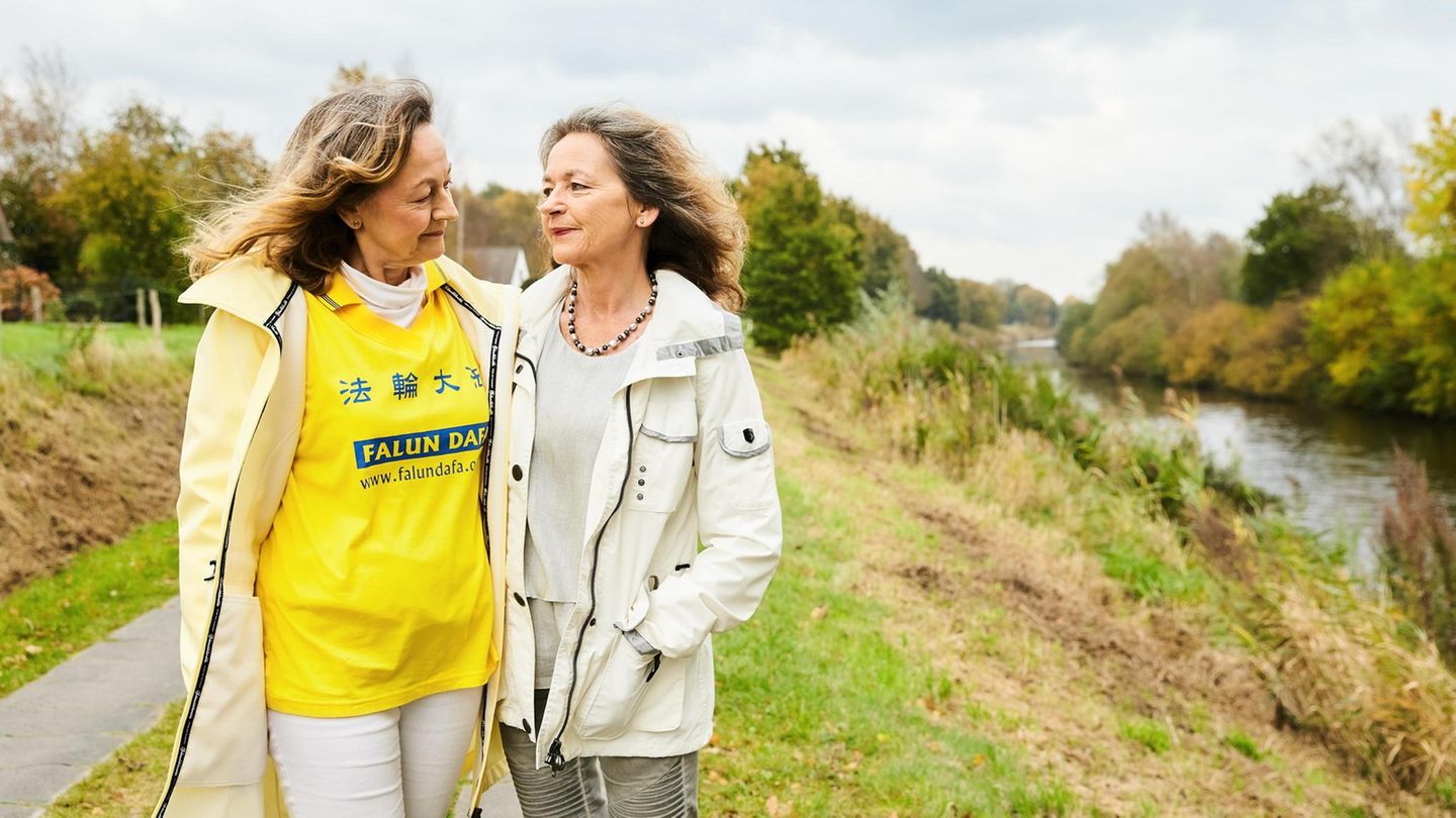 Roswitha, 67, Rentnerin und ihre Schwester Bettina, 57
