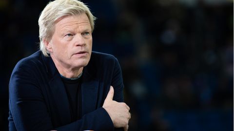 Oliver Kahn weist Flick dezent daraufhin, dass er einen Vertrag bei den Bayern zu erfüllen hat