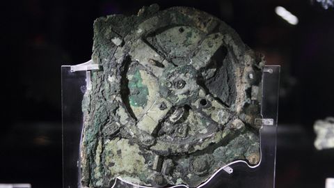 Antiker Computer "Antikythera-Mechanismus" in einer Ausstellung.