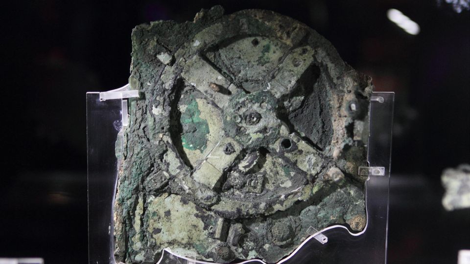 Geheimnis des ältesten Computers der Welt entschlüsselt Antiker Computer "Antikythera-Mechanismus" in einer Ausstellung.