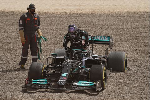 Wenn das Heck nicht so will wie der Fahrer: Lewis Hamilton landete am zweiten Tag der Tests in Bahrain  im Kiesbett