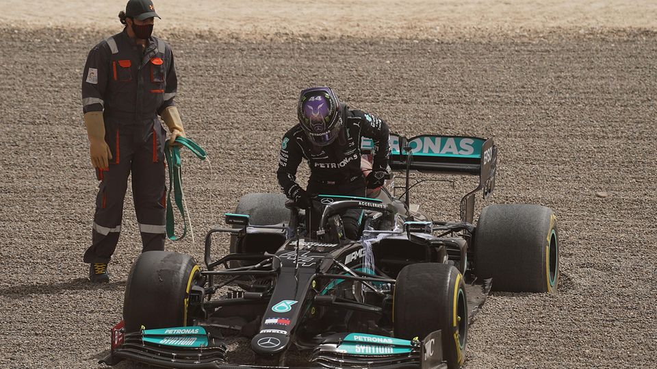Wenn das Heck nicht so will wie der Fahrer: Lewis Hamilton landete am zweiten Tag der Tests in Bahrain  im Kiesbett