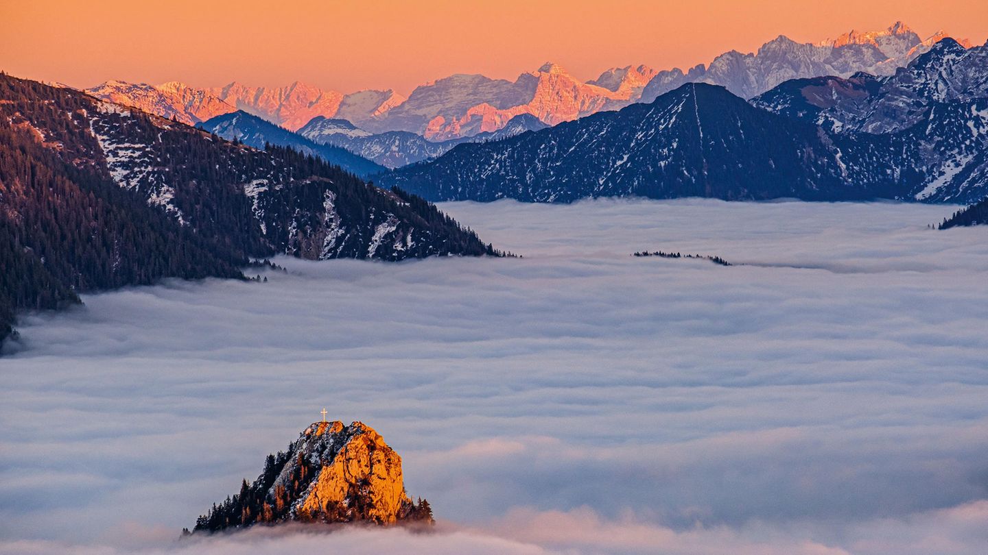 Dieses Bild entstand an einem klaren Novemberabend auf der Hochplatte. Es ragt gerade noch der Leonhardstein aus dem Hochnebel hervor, dahinter glühen die zackigen Gipfel des Wilden Kaisers und der Loferer Steinberge.