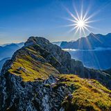 Blick von der Upsspitze auf den Daniel, den höchsten Berg der Ammergauer Alpen. Dahinter die Silhouette des Zugspitzmassivs. Eines der Motive aus dem neuen Bildband "Naturwunder Bayerische Alpen" von Bernd Römmelt.