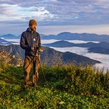 Der Fotograf Bernd Römmelt wartet auf dem Juifen auf den Sonnenaufgang.