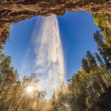 Einer der wenigen Wasserfälle in den Bayerischen Alpen, die von hinten begehbar sind: der Schoßrinn-Wasserfall in den Chiemgauer Alpen.