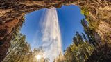 Einer der wenigen Wasserfälle in den Bayerischen Alpen, die von hinten begehbar sind: der Schoßrinn-Wasserfall in den Chiemgauer Alpen.