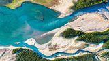 Die Isar, wie sie in den Sylvensteinspeicher mündet. Beeindruckend sind die unterschiedlichen Farben von See und Flussverästelungen.