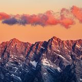Blick auf das Watzmannmassiv von Osten: rechts das Hocheck, in der Bildmitte die Mittelspitze und links die Südspitze. Darunter: die wahrscheinlich berühmteste Wand der Ostalpen, die legendäre Watzmann Ostwand.