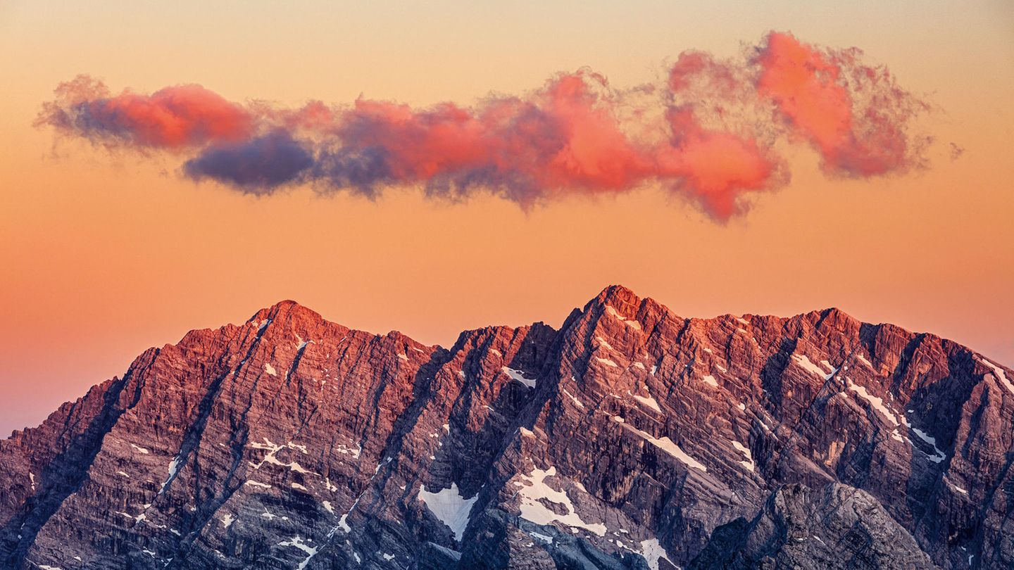 Blick auf das Watzmannmassiv von Osten: rechts das Hocheck, in der Bildmitte die Mittelspitze und links die Südspitze. Darunter: die wahrscheinlich berühmteste Wand der Ostalpen, die legendäre Watzmann Ostwand.