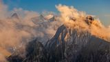 Die letzten Wolkenreste eines abziehenden Gewitters lösen sich über dem Gipfel der Höfats in den Allgäuer Alpen auf.