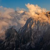 Die letzten Wolkenreste eines abziehenden Gewitters lösen sich über dem Gipfel der Höfats in den Allgäuer Alpen auf.