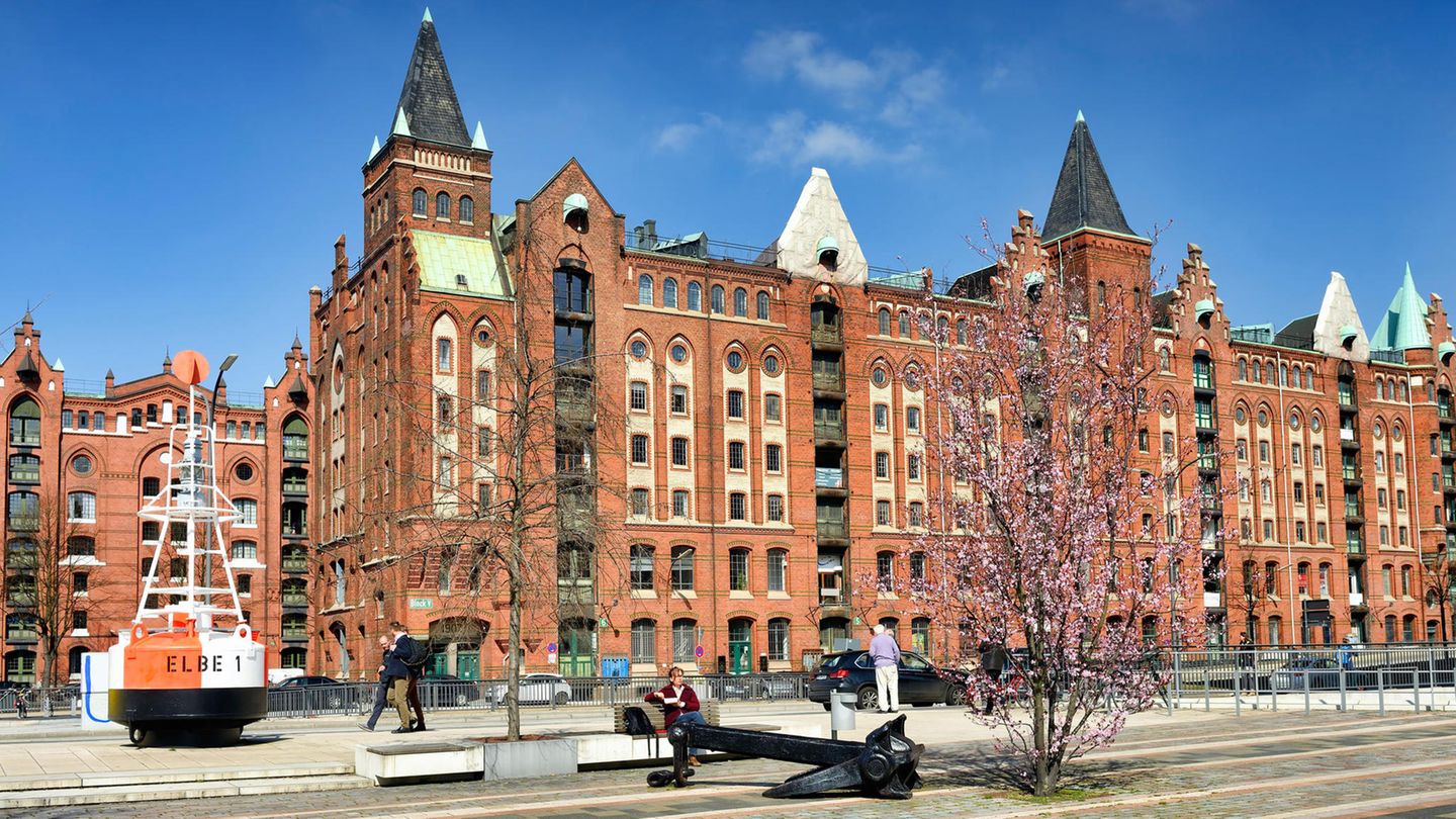 Am Dar-Es-Salaam-Platz treffen die traditionellen Gebäude der Speicherstadt auf die Moderne der HafenCity.