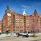 Am Dar-Es-Salaam-Platz treffen die traditionellen Gebäude der Speicherstadt auf die Moderne der HafenCity.