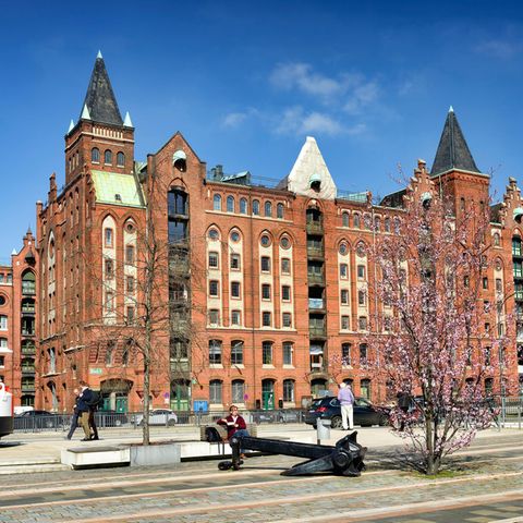 Am Dar-Es-Salaam-Platz treffen die traditionellen Gebäude der Speicherstadt auf die Moderne der HafenCity.