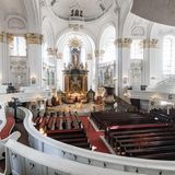 Was viele jedoch nicht wissen: Besonders die Tafeln zum Gedenken an die gefallenen Soldaten in Deutsch-Südwestafrika im Inneren der St. Michaelis-Kirche sind stark umstritten.