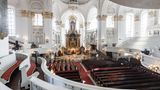 Was viele jedoch nicht wissen: Besonders die Tafeln zum Gedenken an die gefallenen Soldaten in Deutsch-Südwestafrika im Inneren der St. Michaelis-Kirche sind stark umstritten.