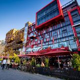 Der Spielbudenplatz an der Reeperbahn: 1980 wurde aufgedeckt, dass die Polizei systematisch homosexuelle Männer auf der öffentlichen Toilette beobachtete und dokumentierte. Mittlerweile wurde der Platz neu gestaltet. Es ist nicht mehr zu erkennen, wo sich einst die Toilette  befand.