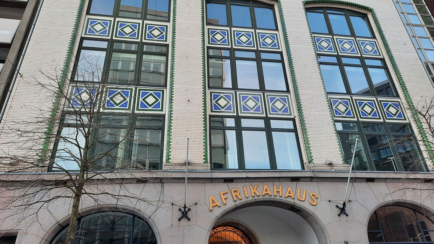 Das Afrikahaus in der Hamburger Altstadt ist der Sitz der Firma C. Woermann GmbH & Co.KG. Das Gebäude steht seit 1972 unter Denkmalschutz.