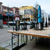 Ein ungewöhnlicher Anblick: Das menschenleere Schulterblatt während der Pandemie. Auch vor der Roten Flora, dem Restgebäude des ehemaligen Flora-Theaters, ist kaum etwas los.