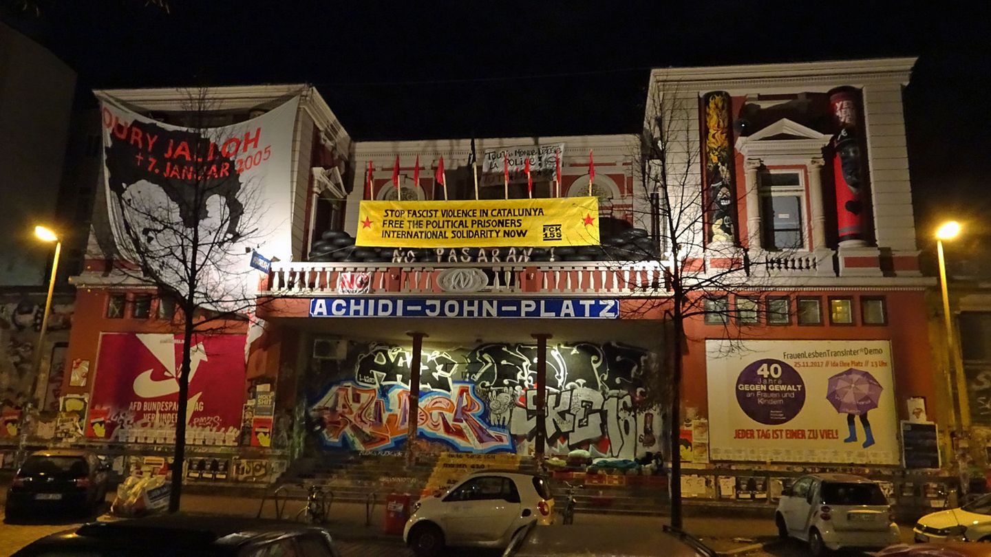 Die Rote Flora mitten auf dem Schulterblatt. Neben Kneipenviertel ist die Schanze auch ein politischer Ort.