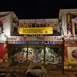 Die Rote Flora mitten auf dem Schulterblatt. Neben Kneipenviertel ist die Schanze auch ein politischer Ort.