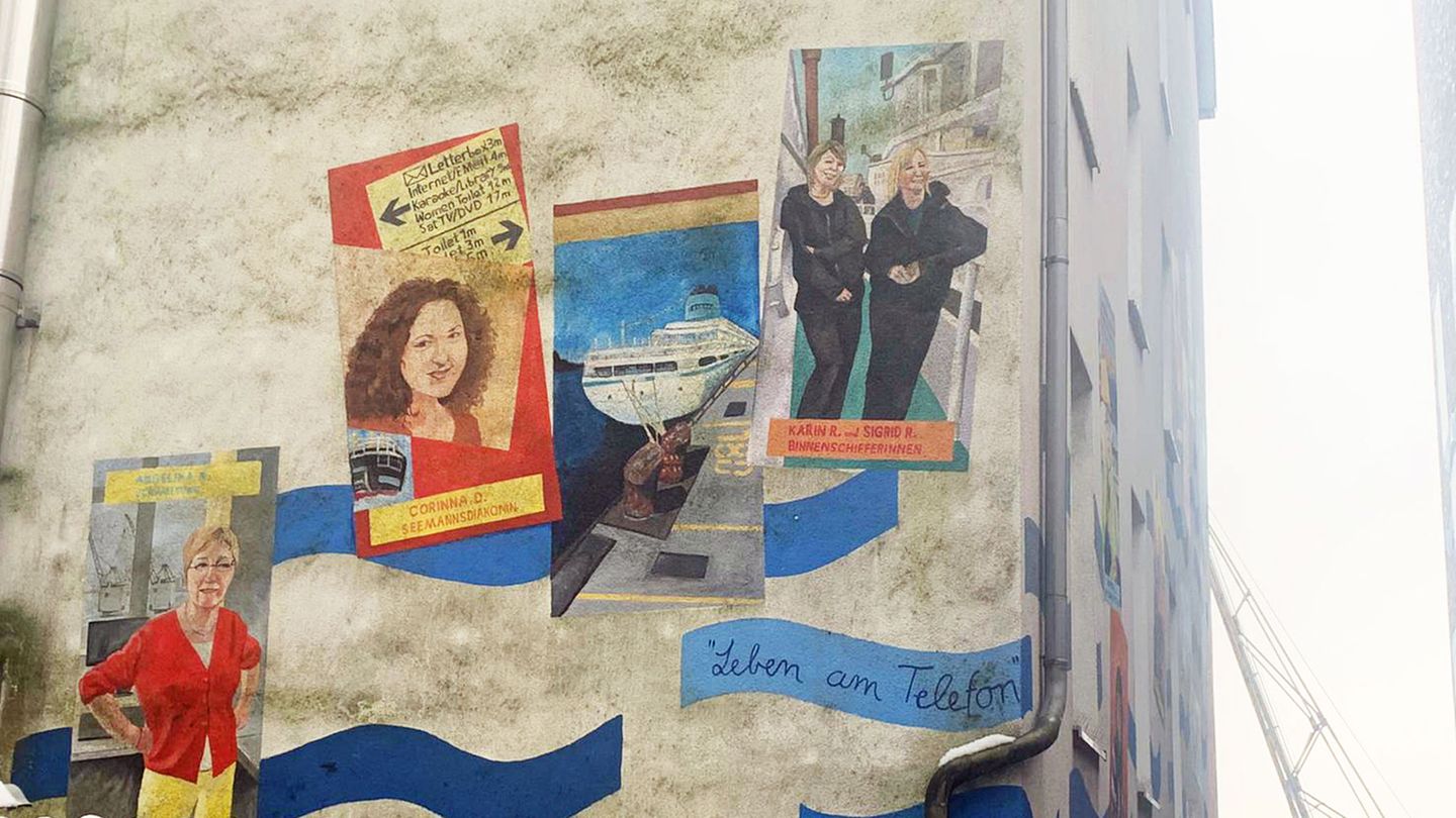 Die FrauenFreiluftGalerie existiert seit 1994 als bundesweit einzige Freiluft-Galerie zum Thema Frauenarbeit. Insgesamt schmücken 14 Wandbilder über zwei Kilometer verteilt die Gebäude der Großen Elbstraße.