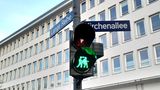 An der Kreuzung der Langen Reihe zur Kirchenallee stehen Fußgängerampeln mit einem lesbischen und einem schwulen Paar als Ampelmännchen.