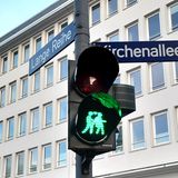 An der Kreuzung der Langen Reihe zur Kirchenallee stehen Fußgängerampeln mit einem lesbischen und einem schwulen Paar als Ampelmännchen.