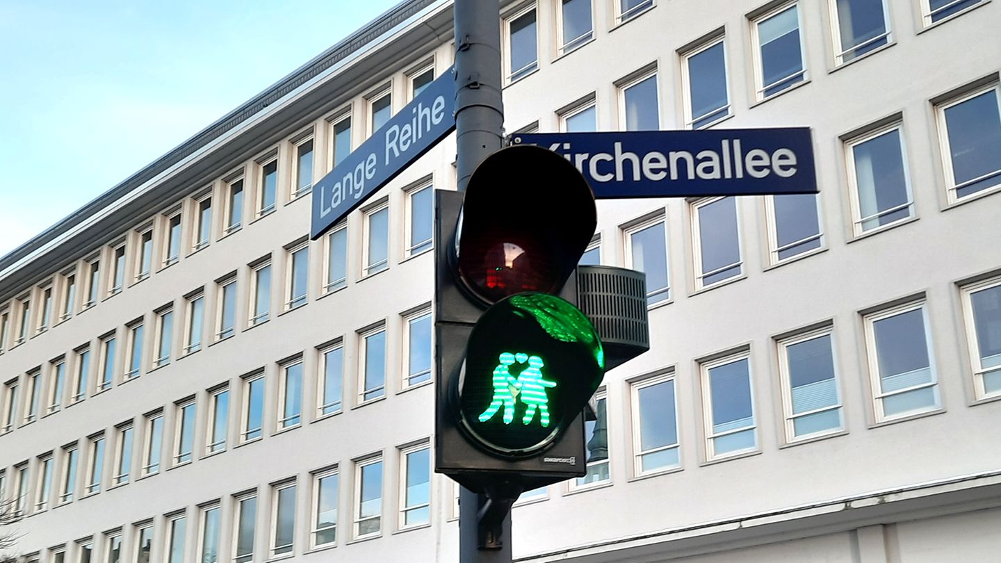 An der Kreuzung der Langen Reihe zur Kirchenallee stehen Fußgängerampeln mit einem lesbischen und einem schwulen Paar als Ampelmännchen.