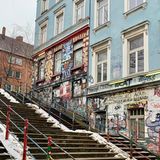 Zwischen Elbe und Reeperbahn ist die Hafenstraße auch ein Ort der Kreativität. Seit 1995 gehören die ehemals besetzten Häuser zur Genossenschaft “Alternativen am Elbufer”.