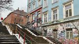 Zwischen Elbe und Reeperbahn ist die Hafenstraße auch ein Ort der Kreativität. Seit 1995 gehören die ehemals besetzten Häuser zur Genossenschaft “Alternativen am Elbufer”.