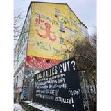 Politische Botschaften an einer Hauswand in der Hafenstraße. Die ehemals besetzten Häuser werden heute von einem selbstverwalteten Wohnprojekt genutzt.