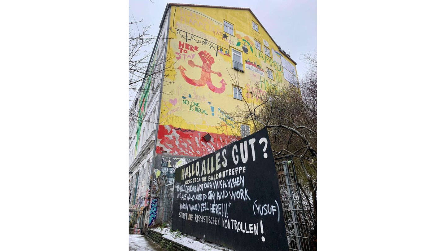 Politische Botschaften an einer Hauswand in der Hafenstraße. Die ehemals besetzten Häuser werden heute von einem selbstverwalteten Wohnprojekt genutzt.