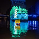 Die Greenpeace-Ausstellung ist seit 2007 für Umweltinteressierte geöffnet. Dienstags bis freitags von 10 bis 17 Uhr können verschiedene Themenfelder rund um Umweltschutz erkundet werden. Im Bild einer Aktion, als auf das Wasserschlossdie in der Speicherstadt von Greenpeace die mögliche Höhe des Wasserstands zum Ende des Jahrhunderts projeziert wurde.