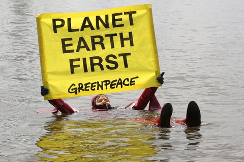 Aktivisten von Greenpeace protestieren in der HafenCity Hamburg