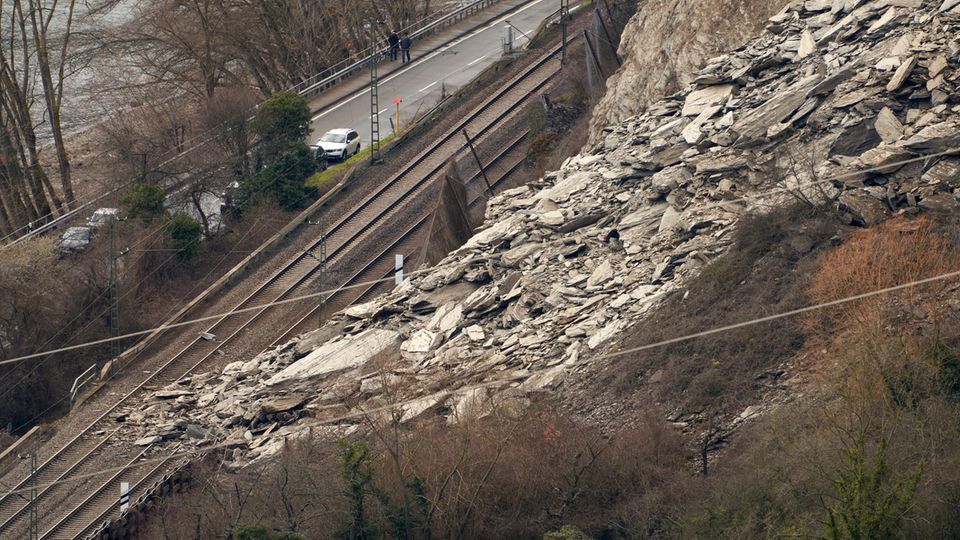 Nachrichten Deutschland St. Goarshausen Ein Felssturz hat die linksrheinische Bahntrasse zwischen St. Goarshausen und Kestert verschüttet