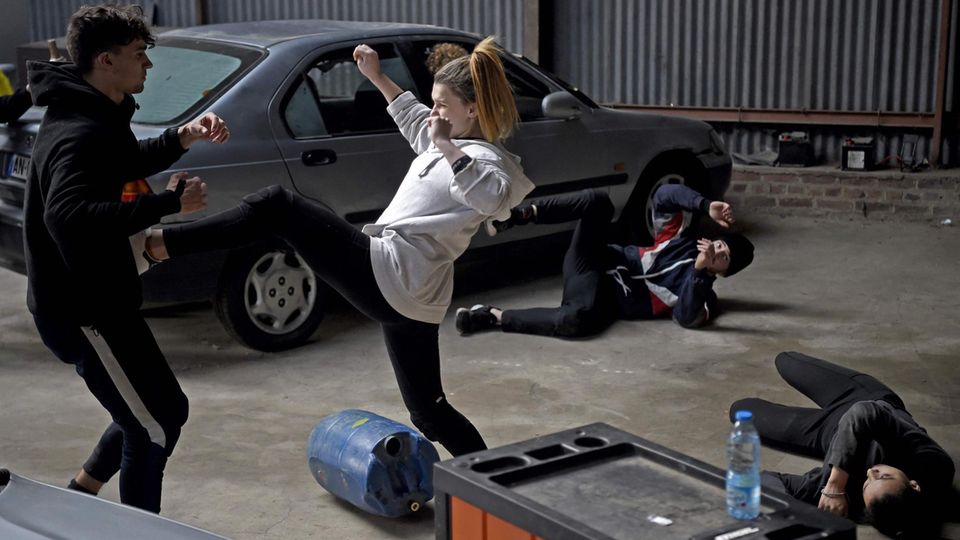 Le Cateau-Cambresis, Frankreich. Keine Angst, dieser Tritt sieht schmerzhaft aus, ist es aber nicht. Die junge Frau gehört zu einer Gruppe von Schülern und Schülerinnen der Stuntschule "Campus Univers Cascade" und absolviert gerade ein Stunt-Training.